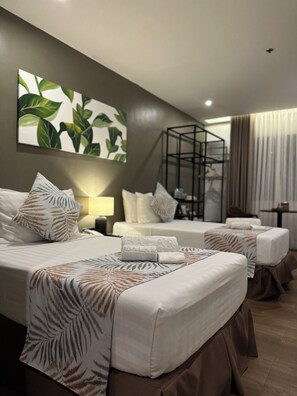 Una habitación de hotel con dos camas, un cuadro de una planta grande en la pared, un sillón colgante y una escalera.
