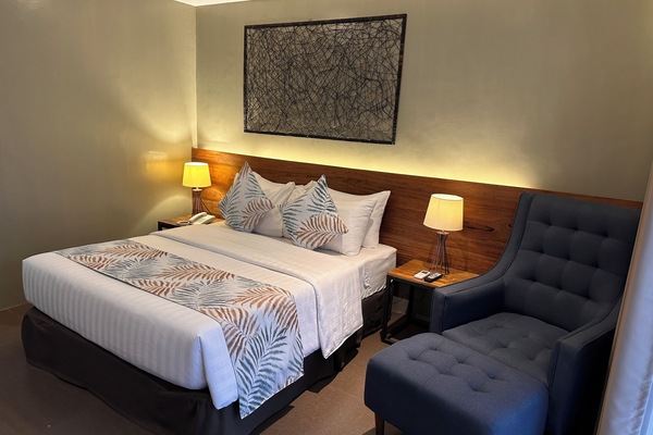 Deluxe Room, 1 Queen Bed, Non Smoking | Premium bedding, minibar, in-room safe, individually decorated