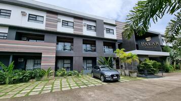 Vista frontal de la propiedad