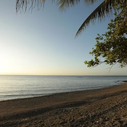 Plage privée à proximité, sable noir