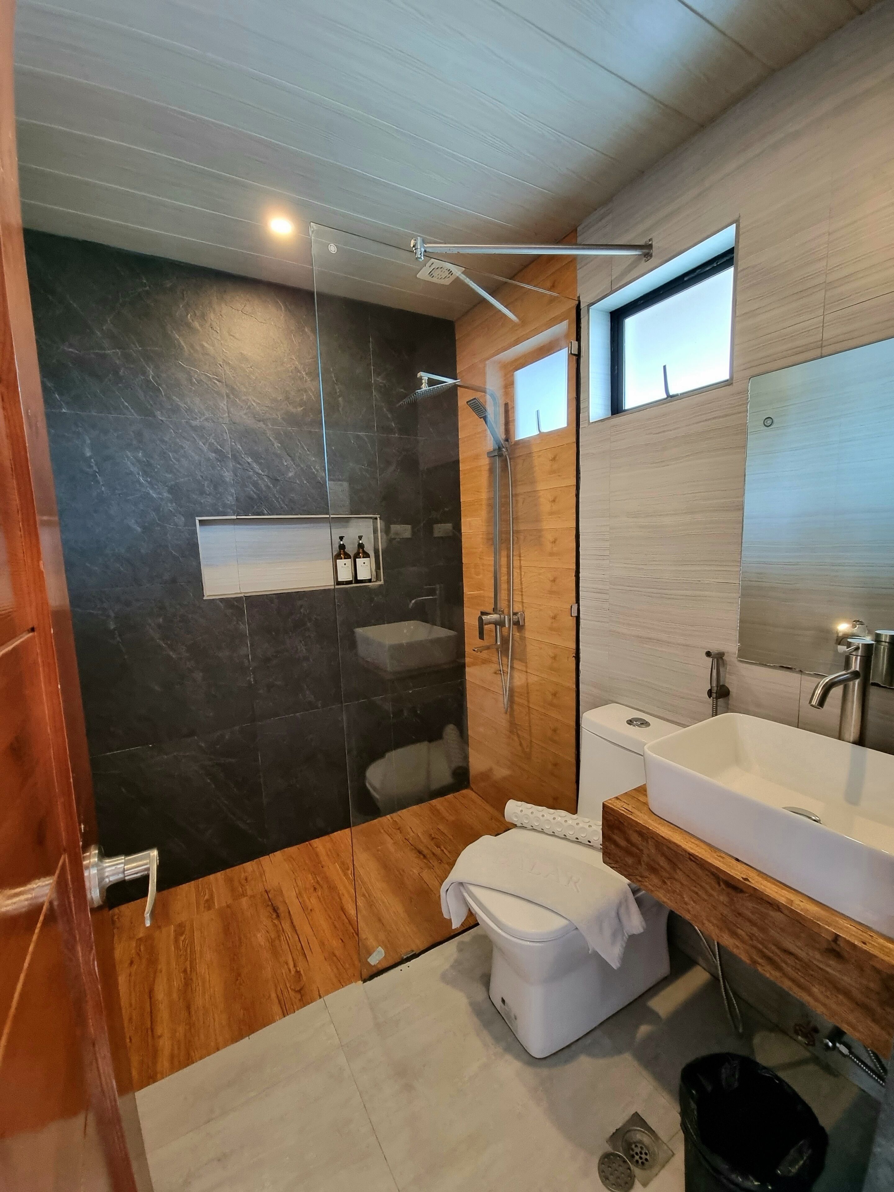 Een douche, een regendouche, gratis toiletartikelen, een haardroger