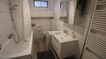 Badewanne, Haartrockner, Handtücher, Toilettenpapier