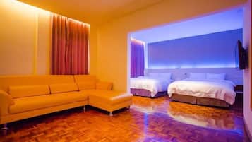 Quadruple Room | Desk, blackout drapes, soundproofing, free WiFi