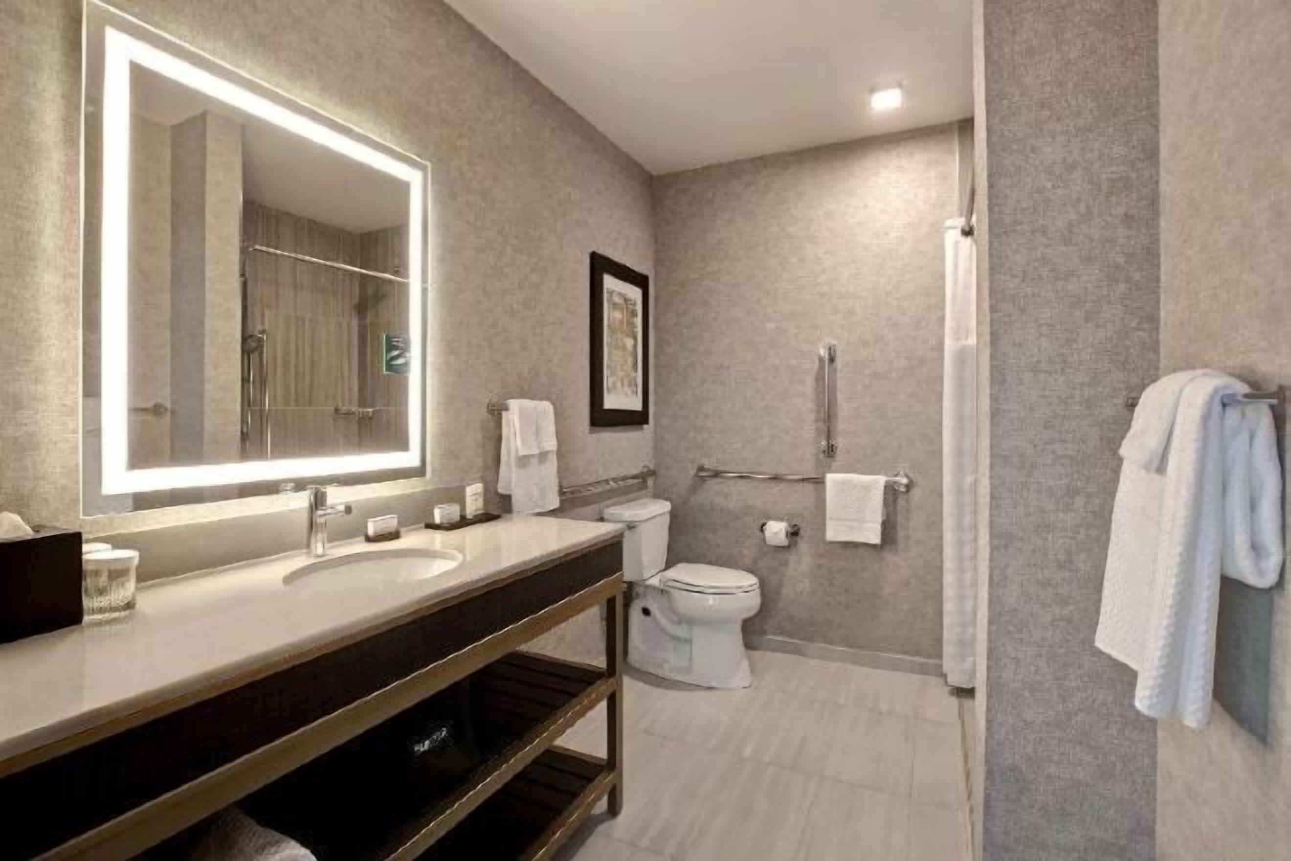 Bathroom | Combined shower/tub, towels