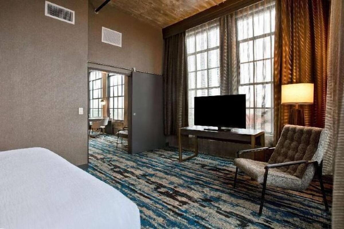 In-room safe, desk, laptop workspace, WiFi