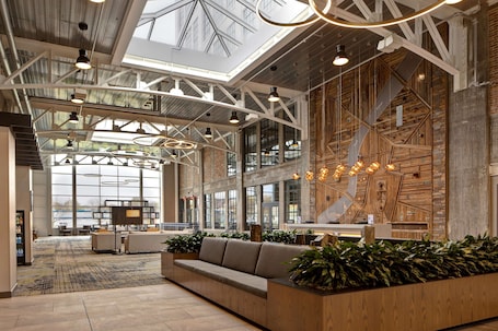 Lobby. Embassy Suites by Hilton Rockford Riverfront