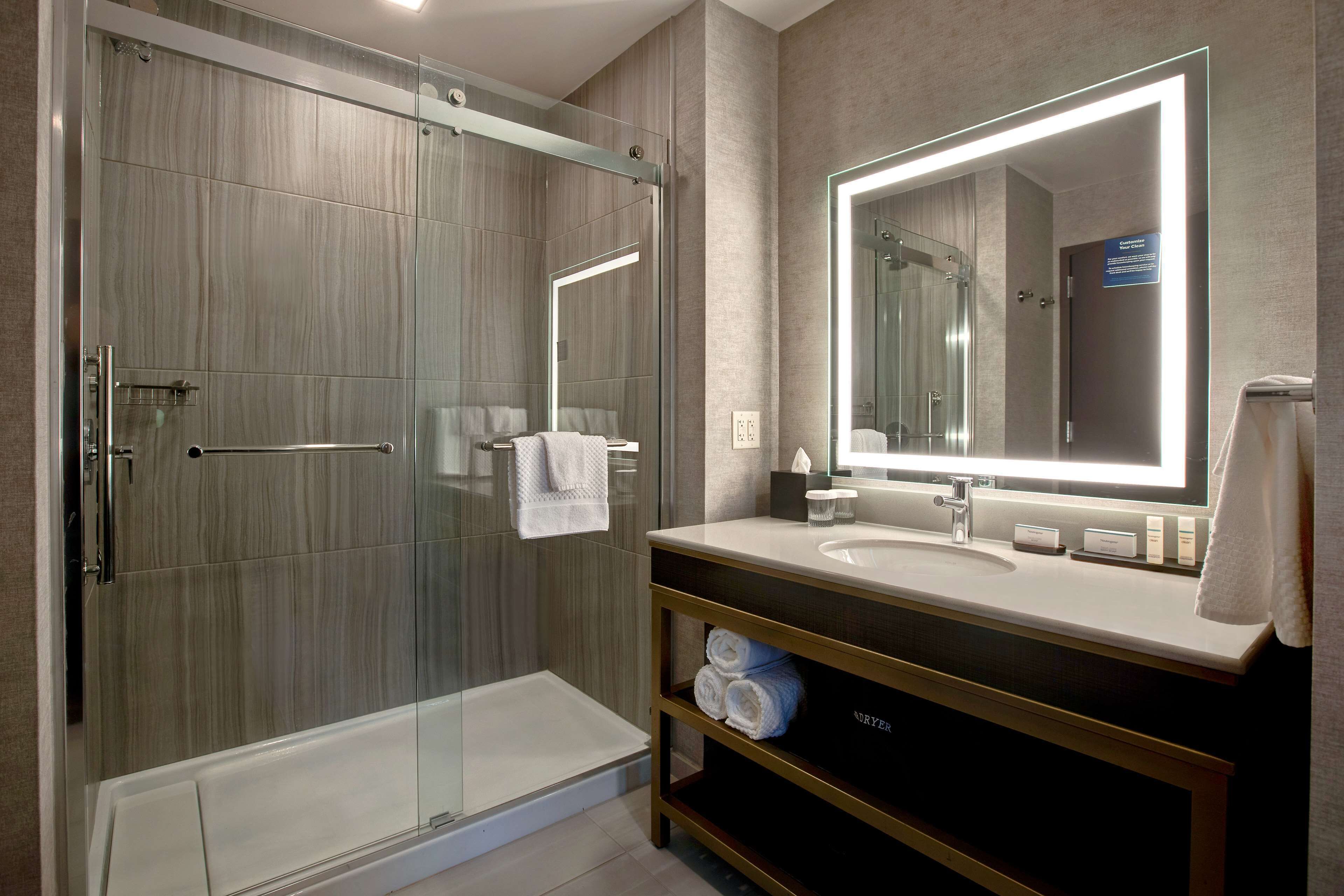 suite, 1 king bed | bathroom | combined shower/bathtub, towels