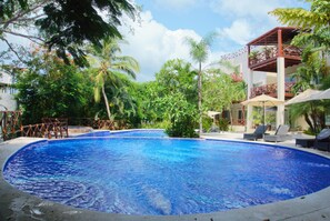 Una piscina al aire libre