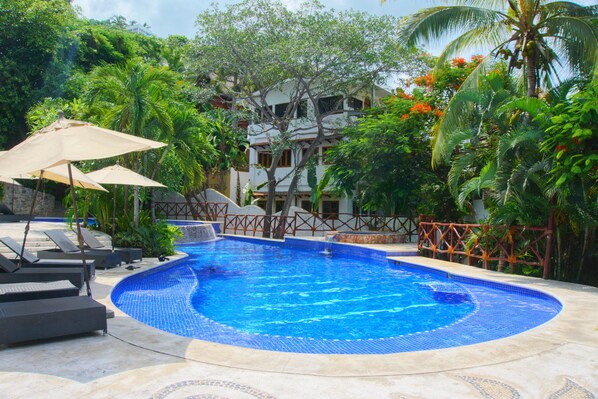 Una piscina al aire libre