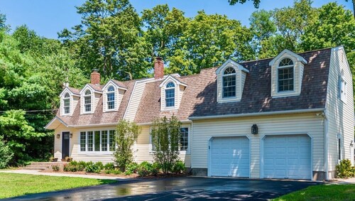 Elegant and spacious North Fork home; near beaches, vineyards, farms and dining.