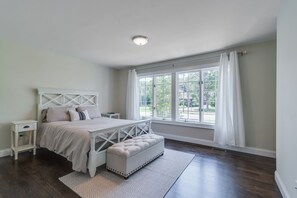 5 bedrooms, desk, iron/ironing board, free WiFi