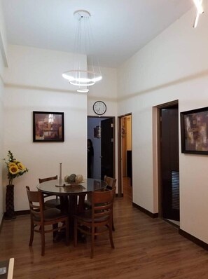 Condo (for 6 Pax) | Repas dans la chambre
