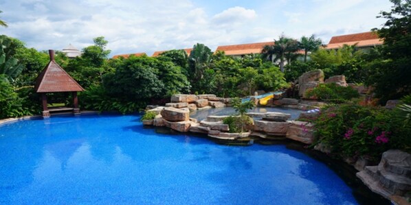 Una piscina al aire libre