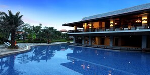 Una piscina al aire libre