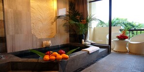 Cortinas blackout, wifi gratis y ropa de cama