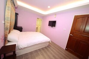 Standard Double Room | Desk, bed sheets - Painted Holiday (Liuqiu)