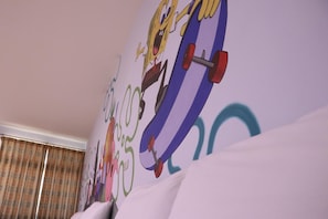 Skrivbord och sängkläder