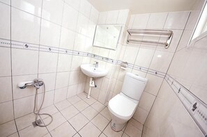Standard Double Room | Bathroom | Shower, free toiletries, hair dryer, slippers - Painted Holiday (Liuqiu)