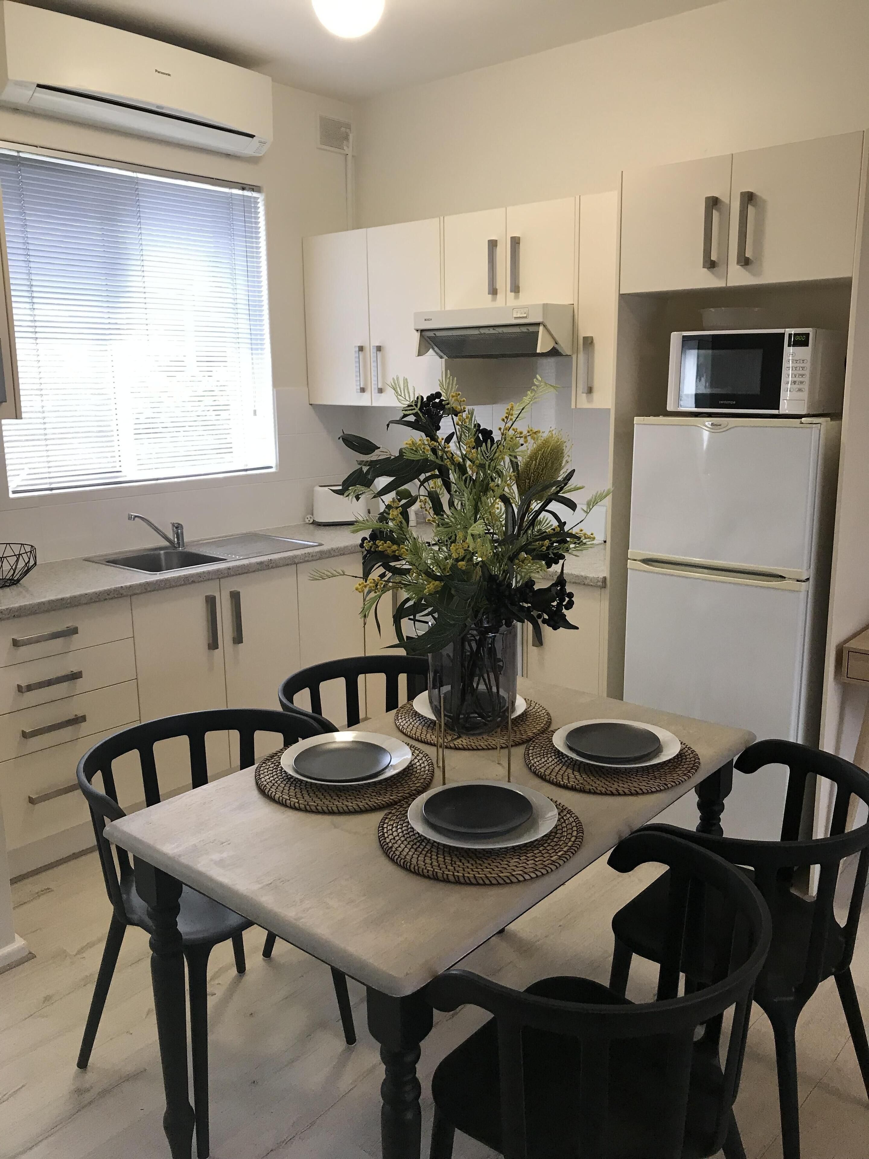 Ochre Boutique Apartment- 1 bedroom apartment a short walk to tram stop 1  — image 10