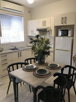 Kühlschrank, Mikrowelle, Ofen, Wasserkocher mit Kaffee-/Teezubehör