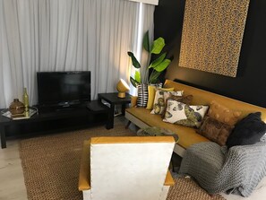 Smart TV, books - Ochre Boutique Apartment- 1 bedroom apartment a short walk to tram stop 1  (Wayville)
