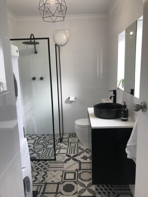 Shower, hair dryer, towels, soap - Ochre Boutique Apartment- 1 bedroom apartment a short walk to tram stop 1  (Wayville)