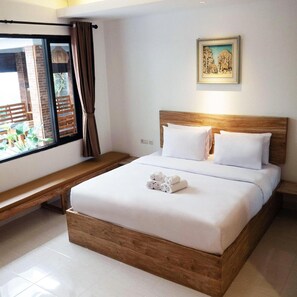 Een kluis op de kamer, een bureau, verduisterende gordijnen