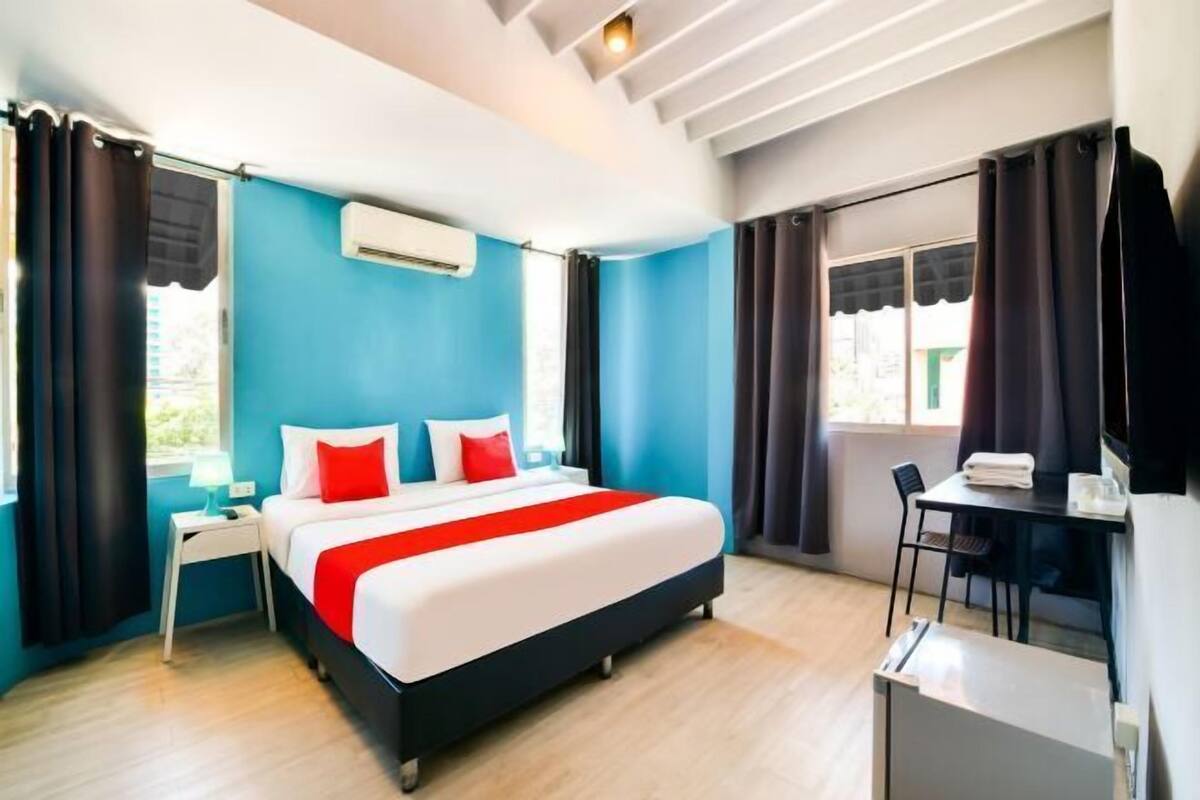 Minibar, desk, WiFi (free)