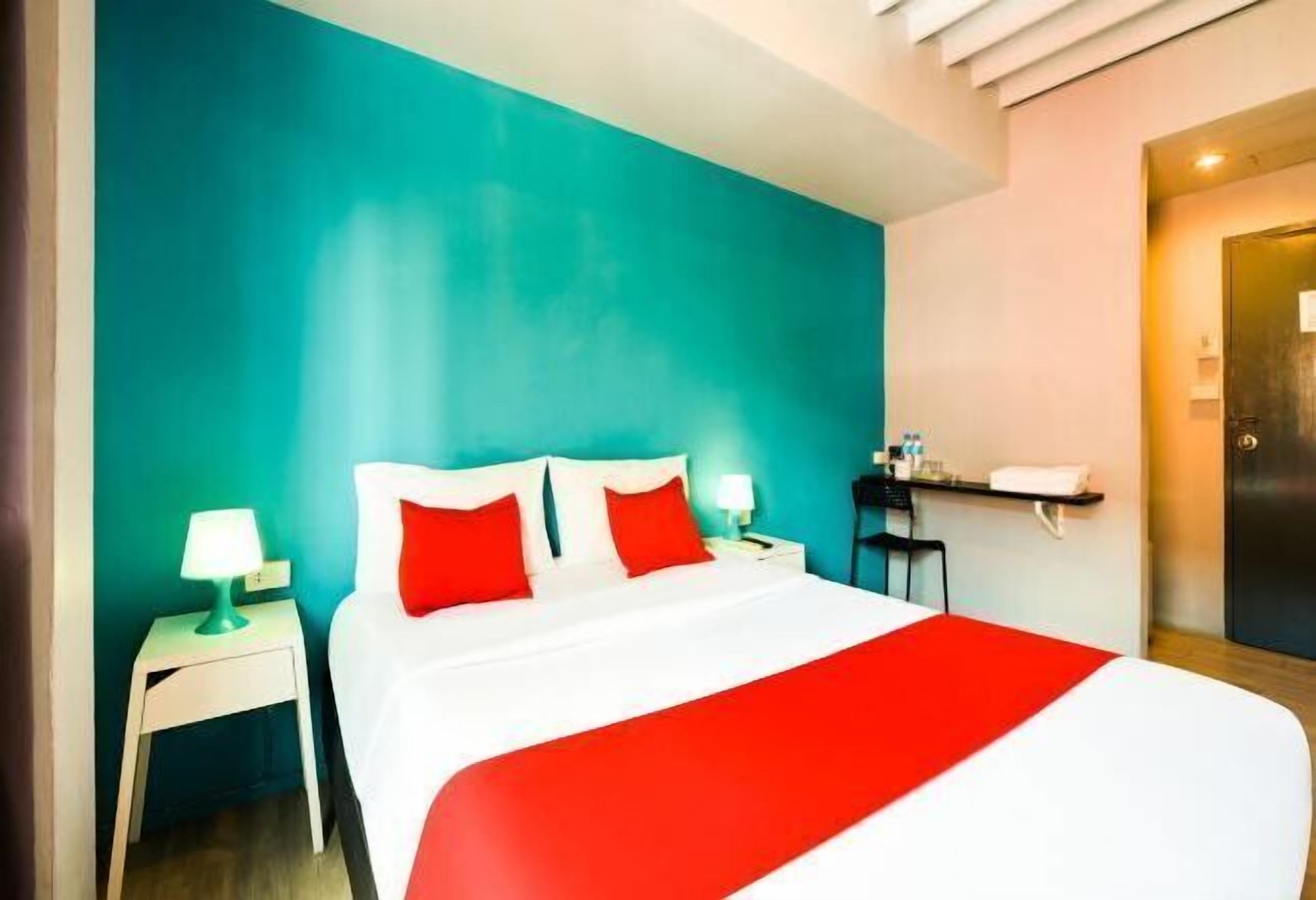 Minibar, desk, free WiFi