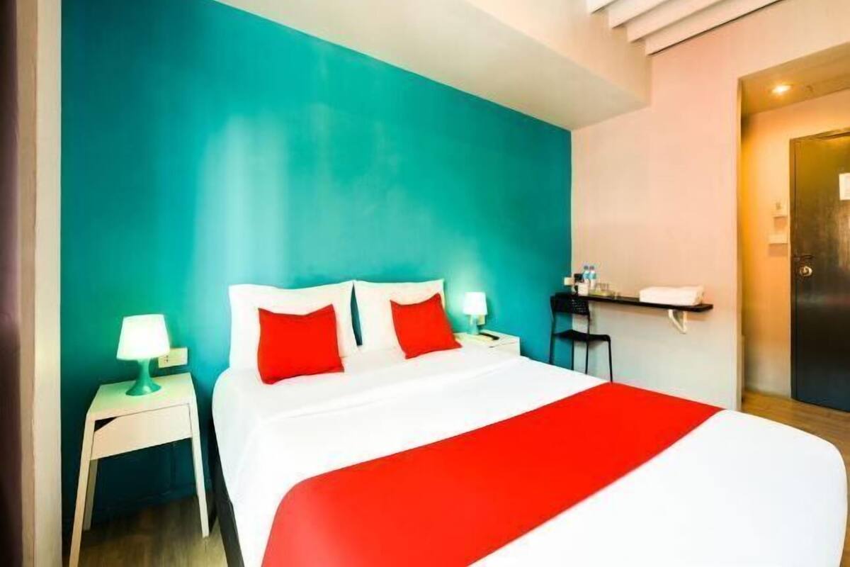 Minibar, desk, WiFi (free)
