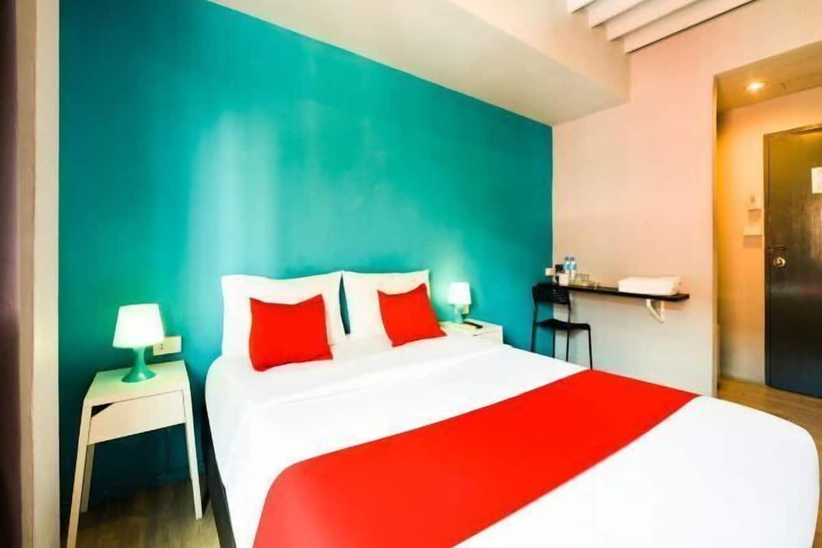 Minibar, desk, free WiFi