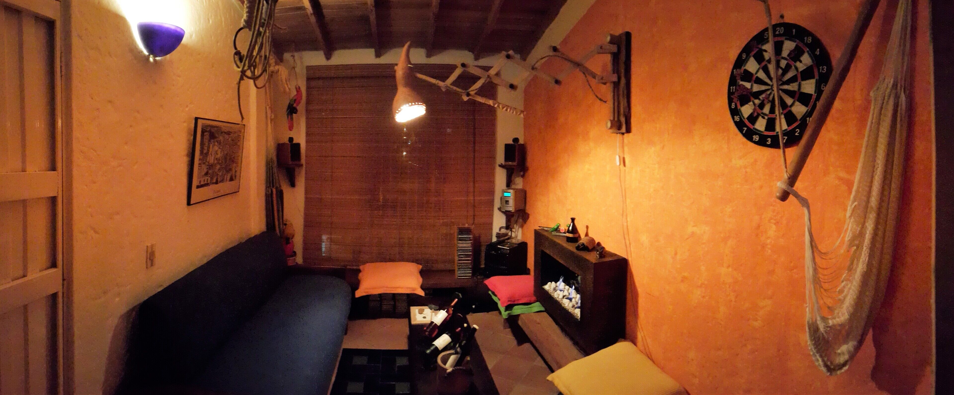 Una Smart TV, una chimenea, un reproductor de DVD, libros