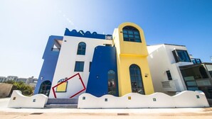 Un edificio moderno con un diseño arquitectónico único, que presenta una combinación de colores azul, blanco y amarillo.