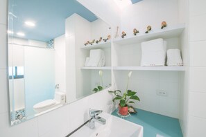 Free toiletries, hair dryer, slippers, towels - Sapphire Inn (Magong)