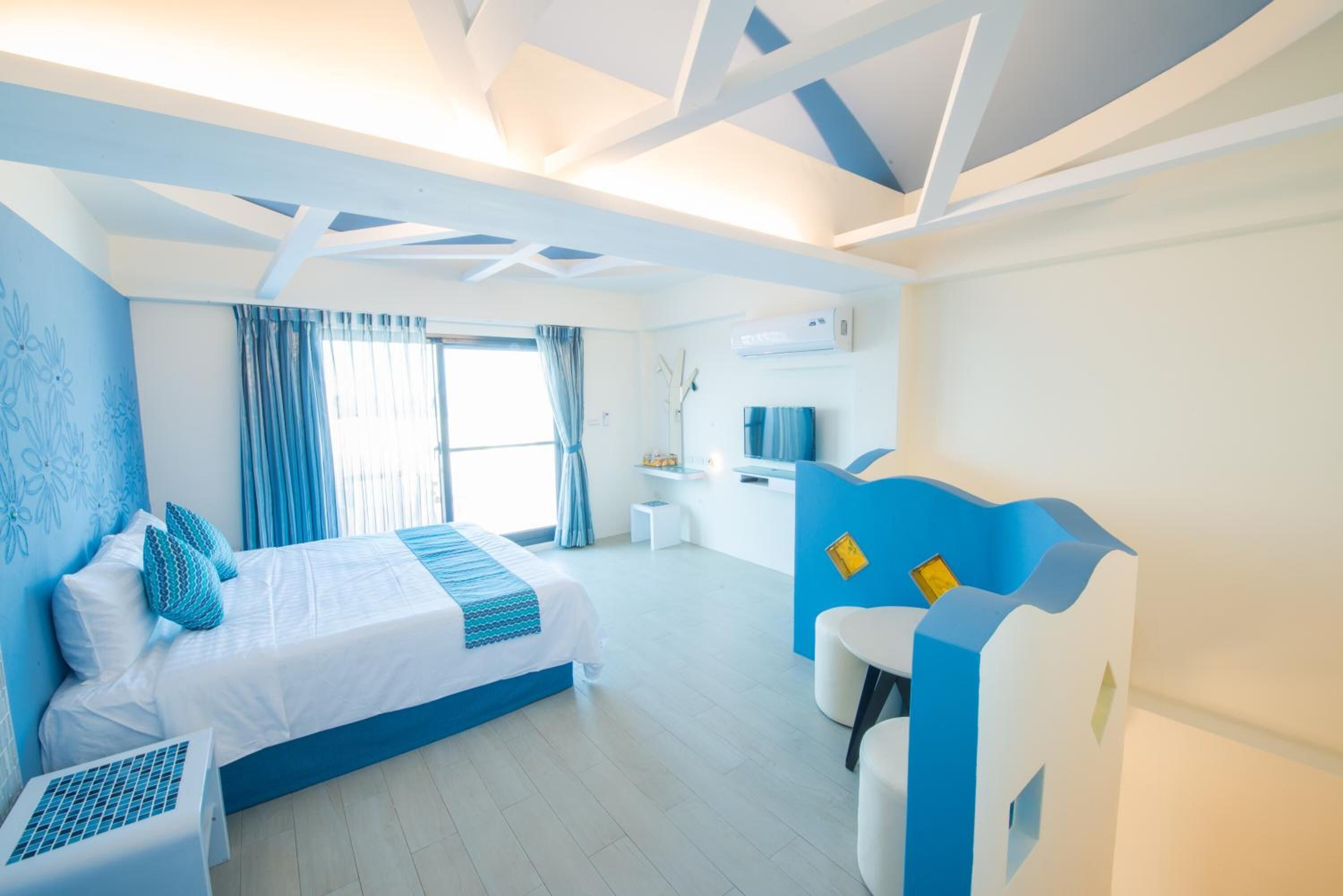 办公桌、遮光窗帘、隔音、折叠床/加床（额外收费）