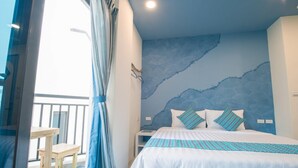 Una habitación de hotel con una cama, una mesita de noche, una silla de madera y un balcón con vistas.