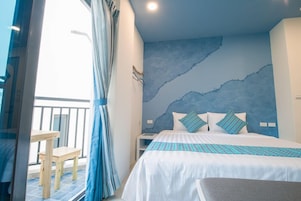 Deluxe Quadruple Room | Desk, blackout drapes, soundproofing, rollaway beds