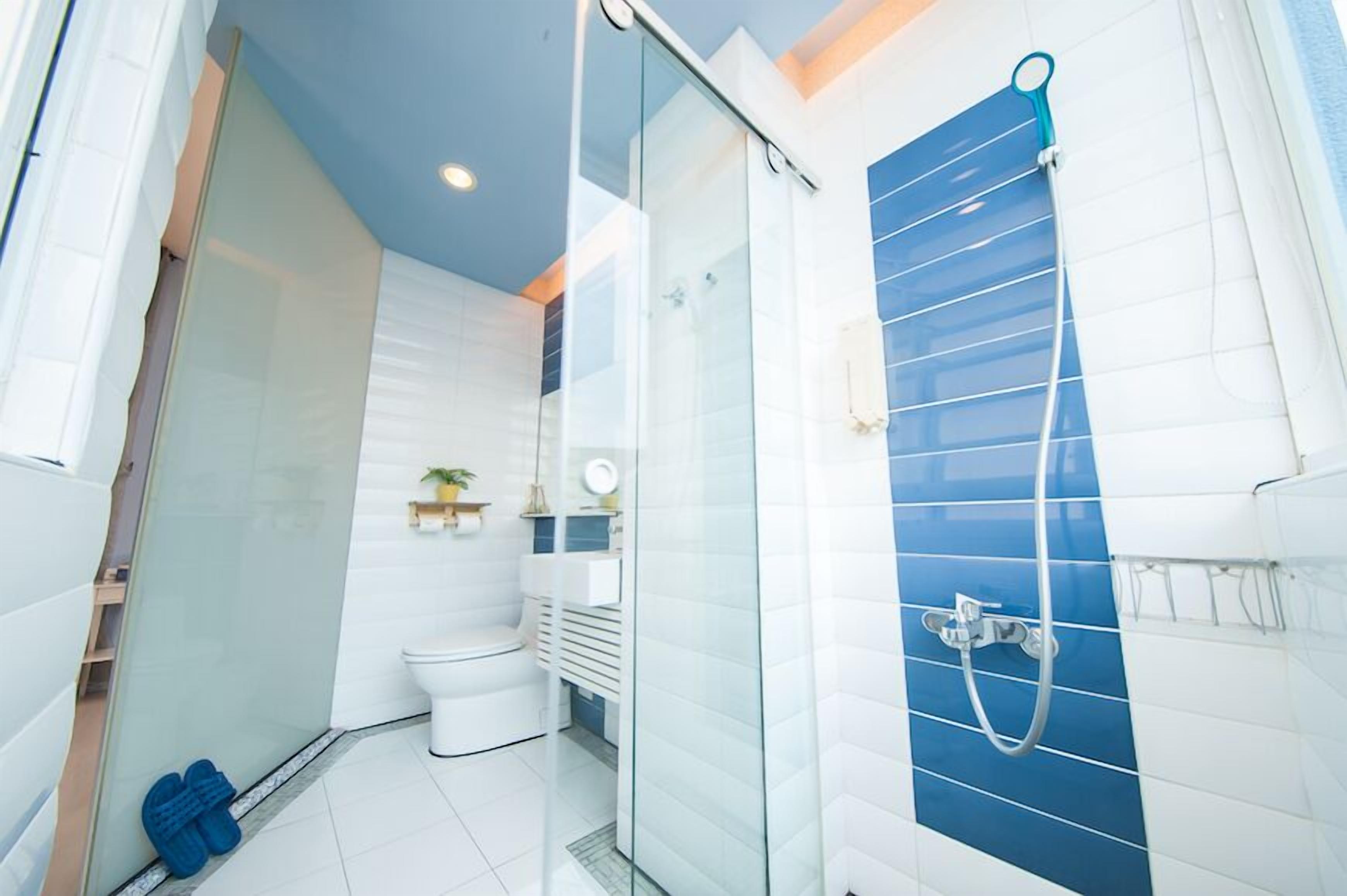 Double Room | Bathroom | Free toiletries, hair dryer, slippers, towels