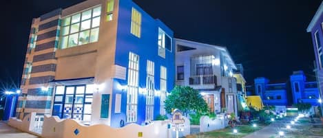 Façade de l’hébergement – soirée/nuit