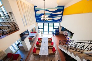 فطور من الأطباق المحلية مجانًا يوميًا