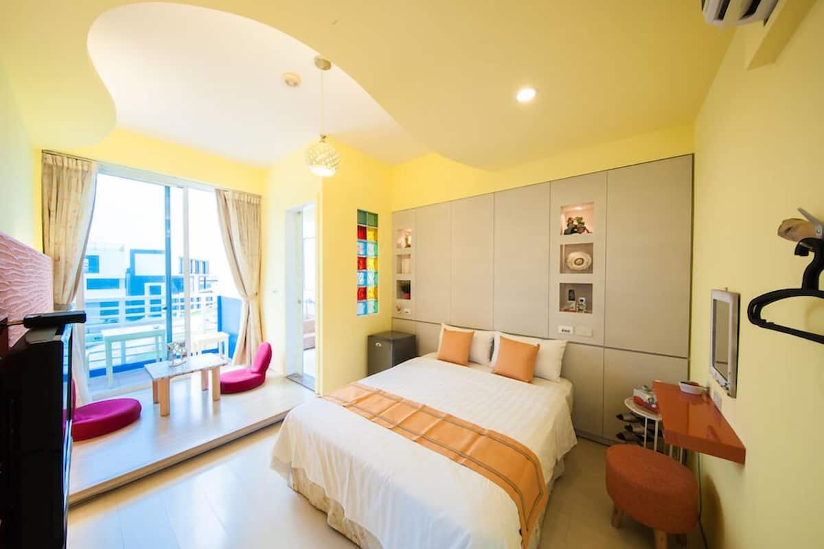 Free WiFi, bed sheets