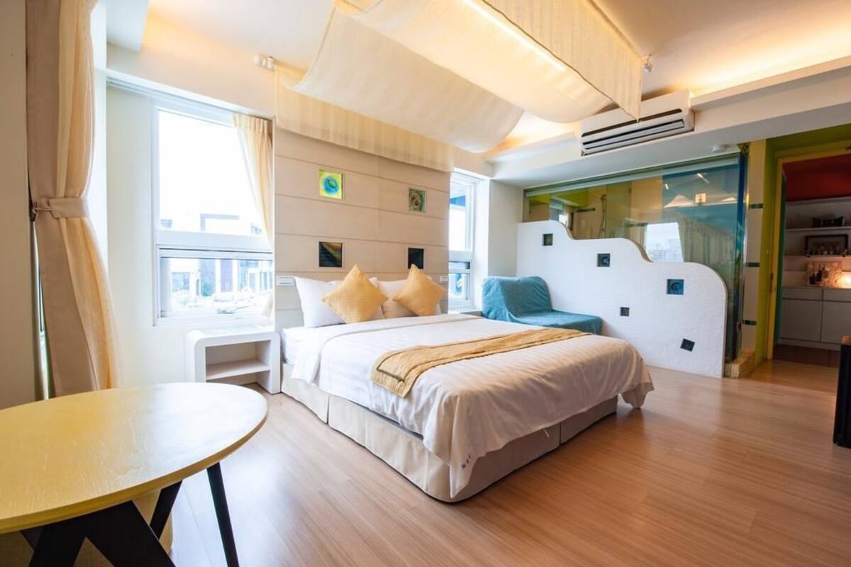 Free WiFi, bed sheets