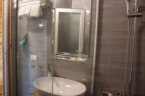 Shower, slippers, towels, soap - Life House (Mai Chau)