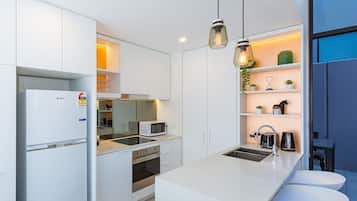 Frigorifero, microonde, forno, piano cottura