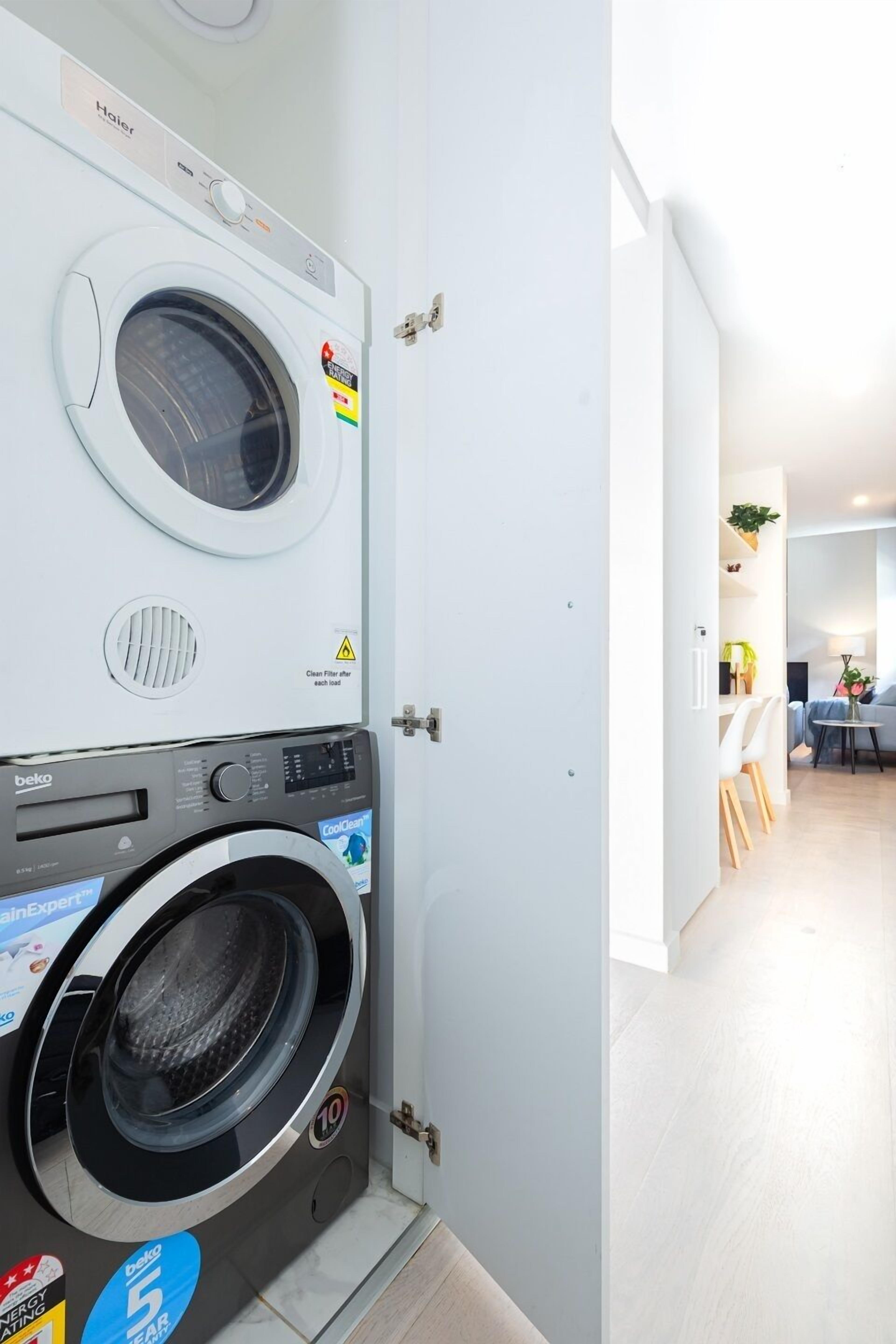 CBD 2BR Loft • Walk to Marvel & Sth Cross — image 3