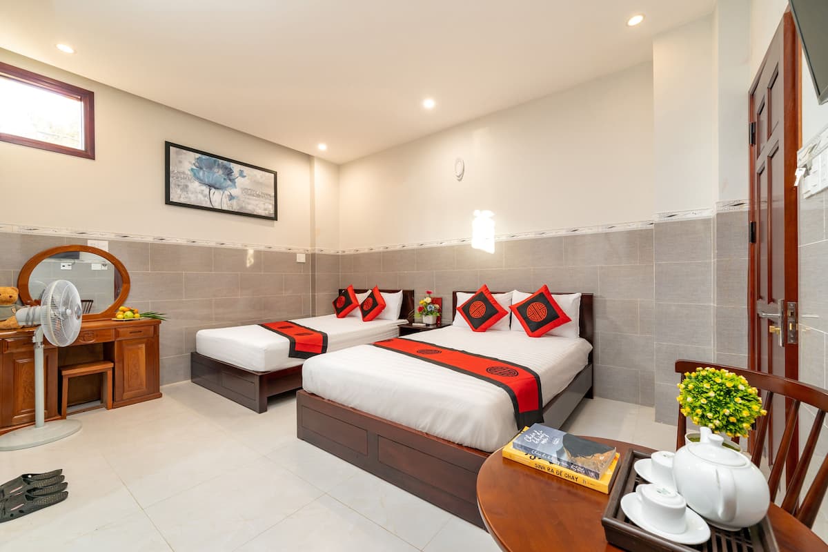 Family Room | Living room | 32-inch LCD TV with cable channels, TV