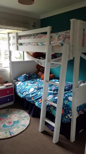 3 habitaciones, escritorio, tabla de planchar con plancha y wifi gratis 