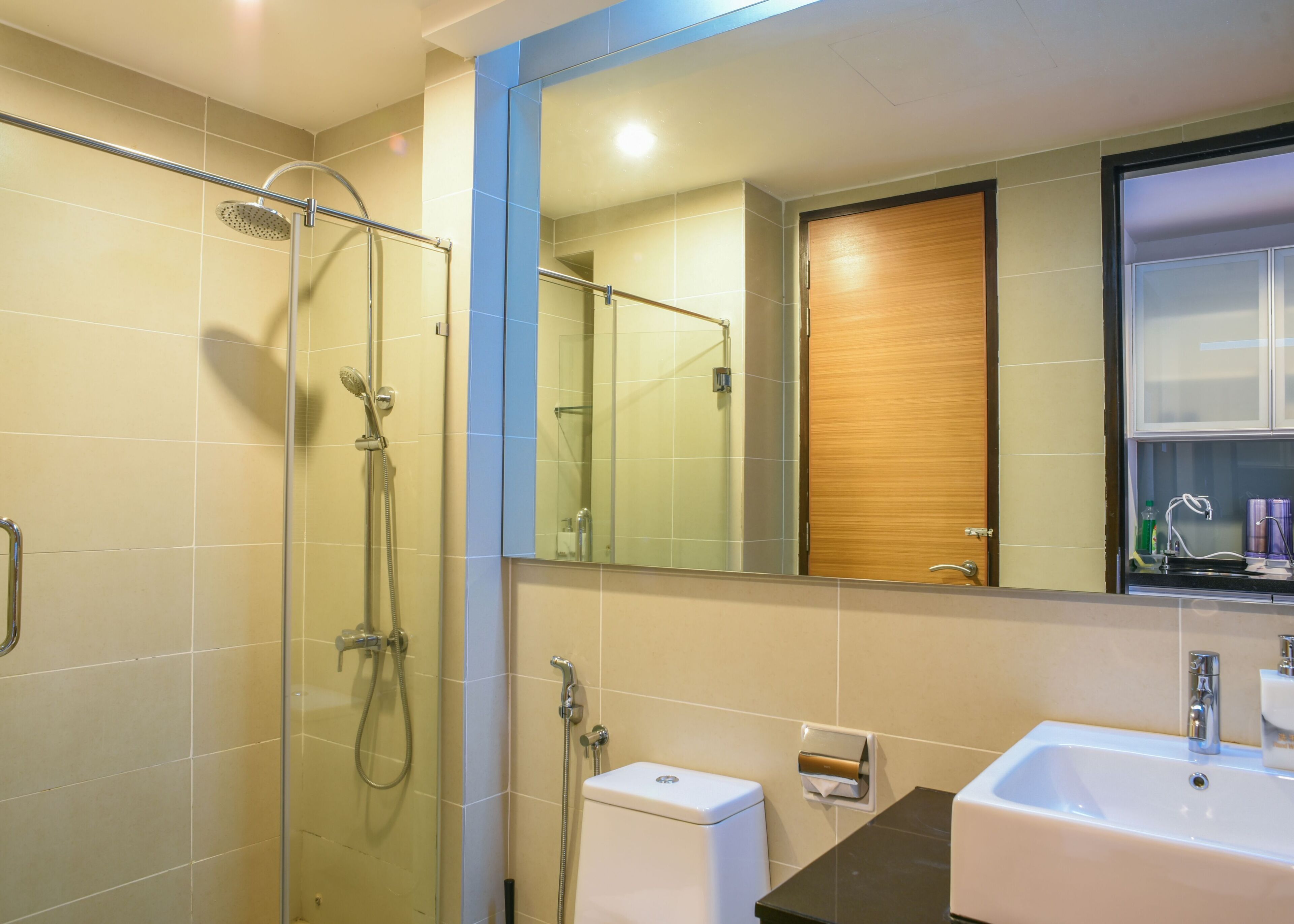 Shower, free toiletries, hair dryer, bidet