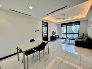Familienapartment, 2 Schlafzimmer | Essbereich im Zimmer