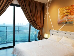 Suite estudio de diseñador | Escritorio, cortinas blackout y tabla de planchar con plancha